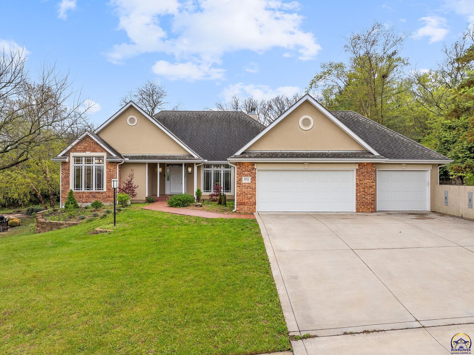 Property Photo: 5411 SW 40th Ter KS 66610