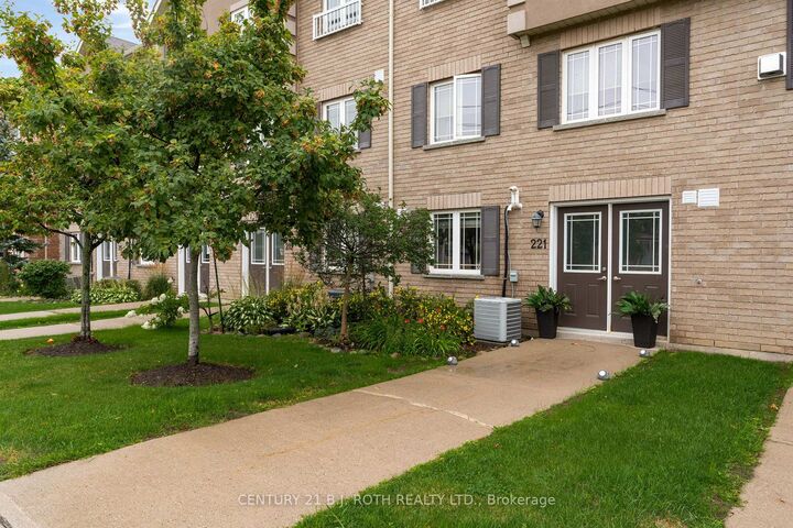 Photo de la propriété: 221 Harvie Road ON L4N 9P8