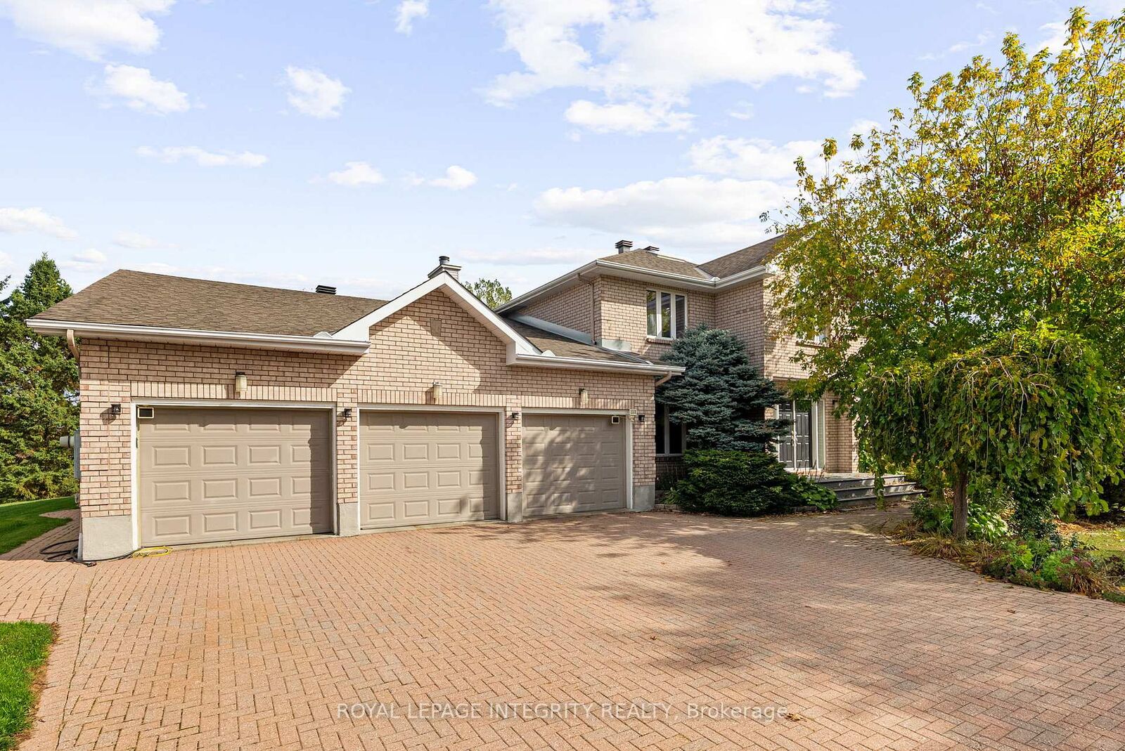 Property Photo: 6 Marchbrook Circle ON K2W 1A1
