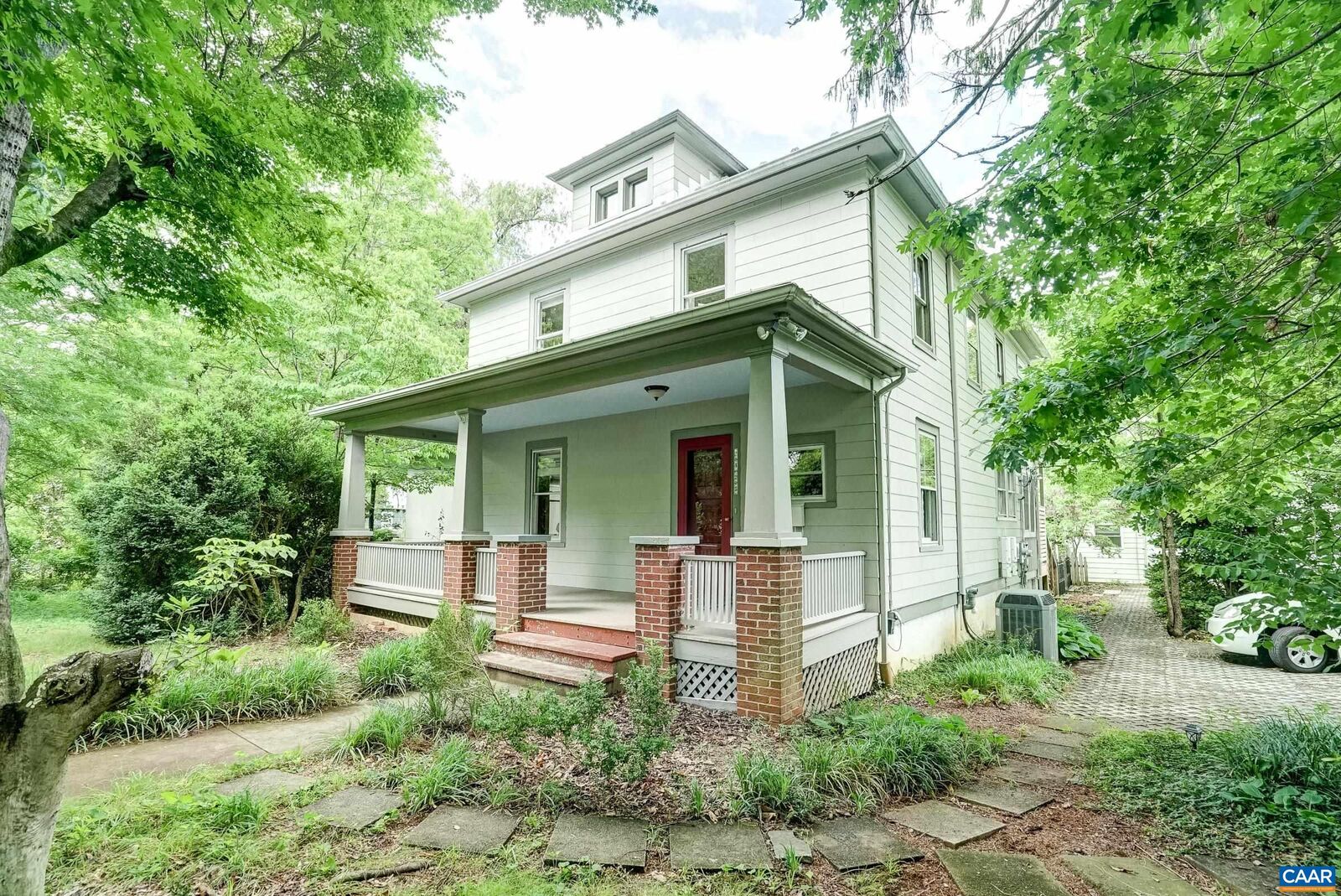 Property Photo:  2425 Jefferson Park Ave  VA 22903 