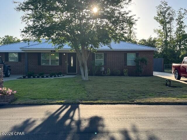 Property Photo: 810 Alabama Avenue FL 32444