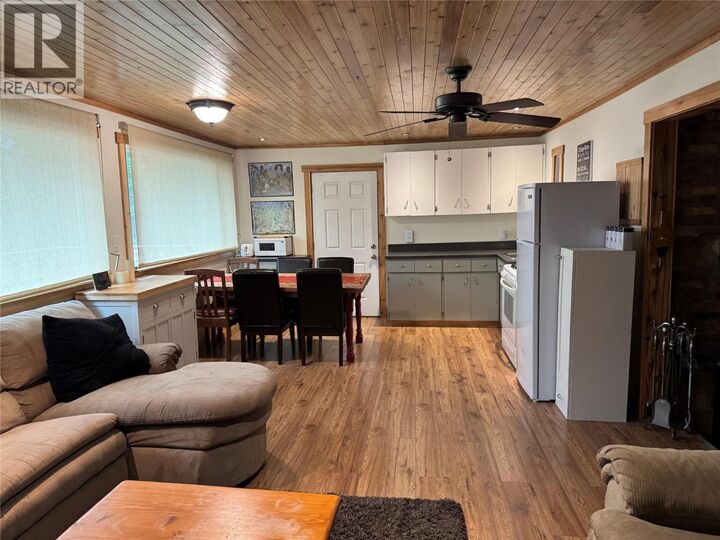 Photo de la propriété:  6453 Pinaus Lake Road  BC V0E 1W0 