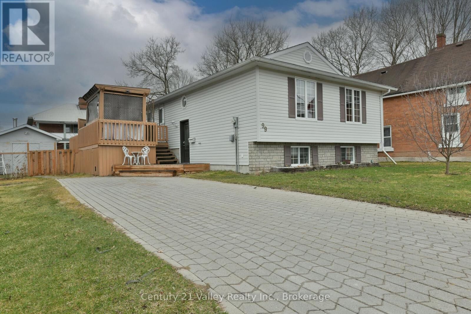 Property Photo:  99 Queen Street North  ON K7V 2A4 