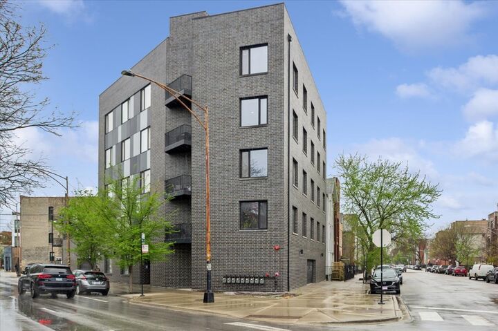 Property Photo:  550 N Ogden Avenue 4N  IL 60642 