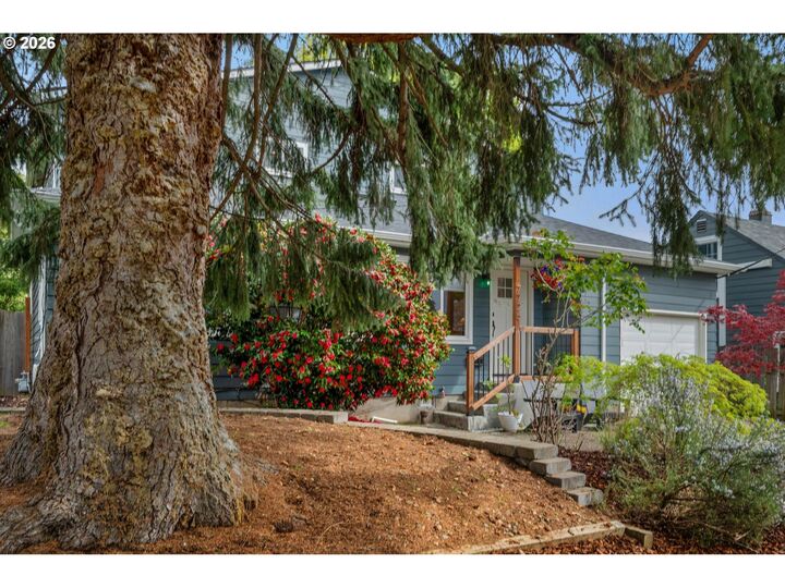 Property Photo:  7725 SE Market St  OR 97215 