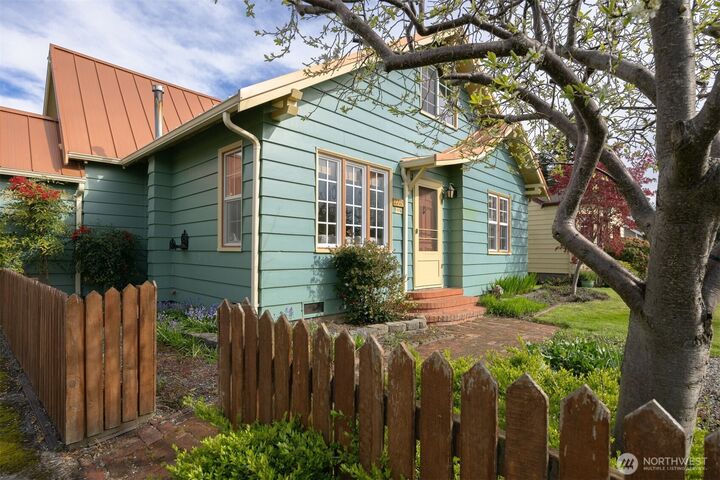 Property Photo:  2712  Victor Street  WA 98225 