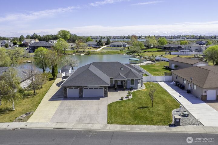 Property Photo:  907 S Sand Dune Road  WA 98837 