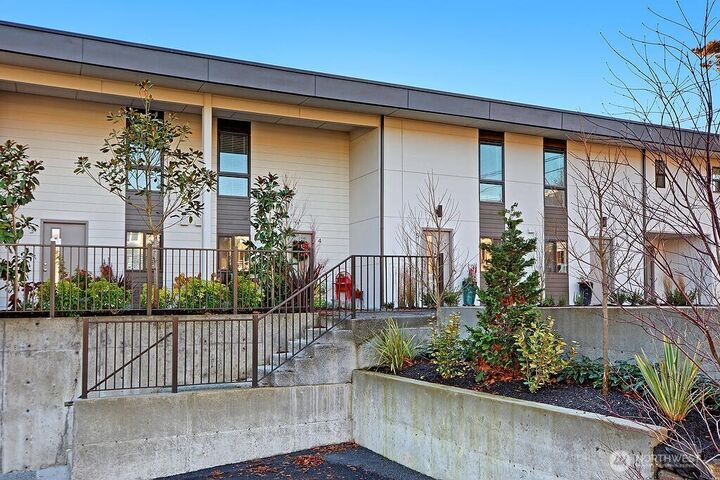 Property Photo:  223  5th Avenue 1  WA 98033 