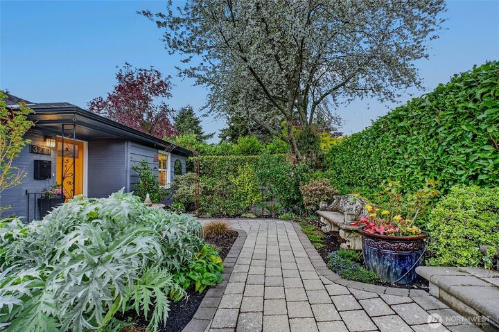 Property Photo:  3711  31st Avenue W  WA 98199 