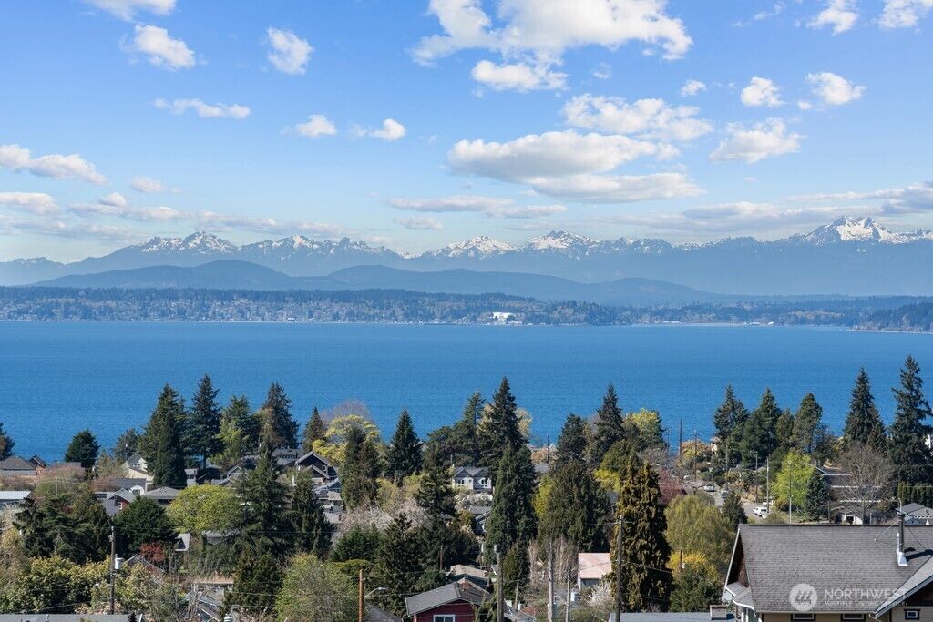 Property Photo:  5025  California Avenue SW 402  WA 98136 