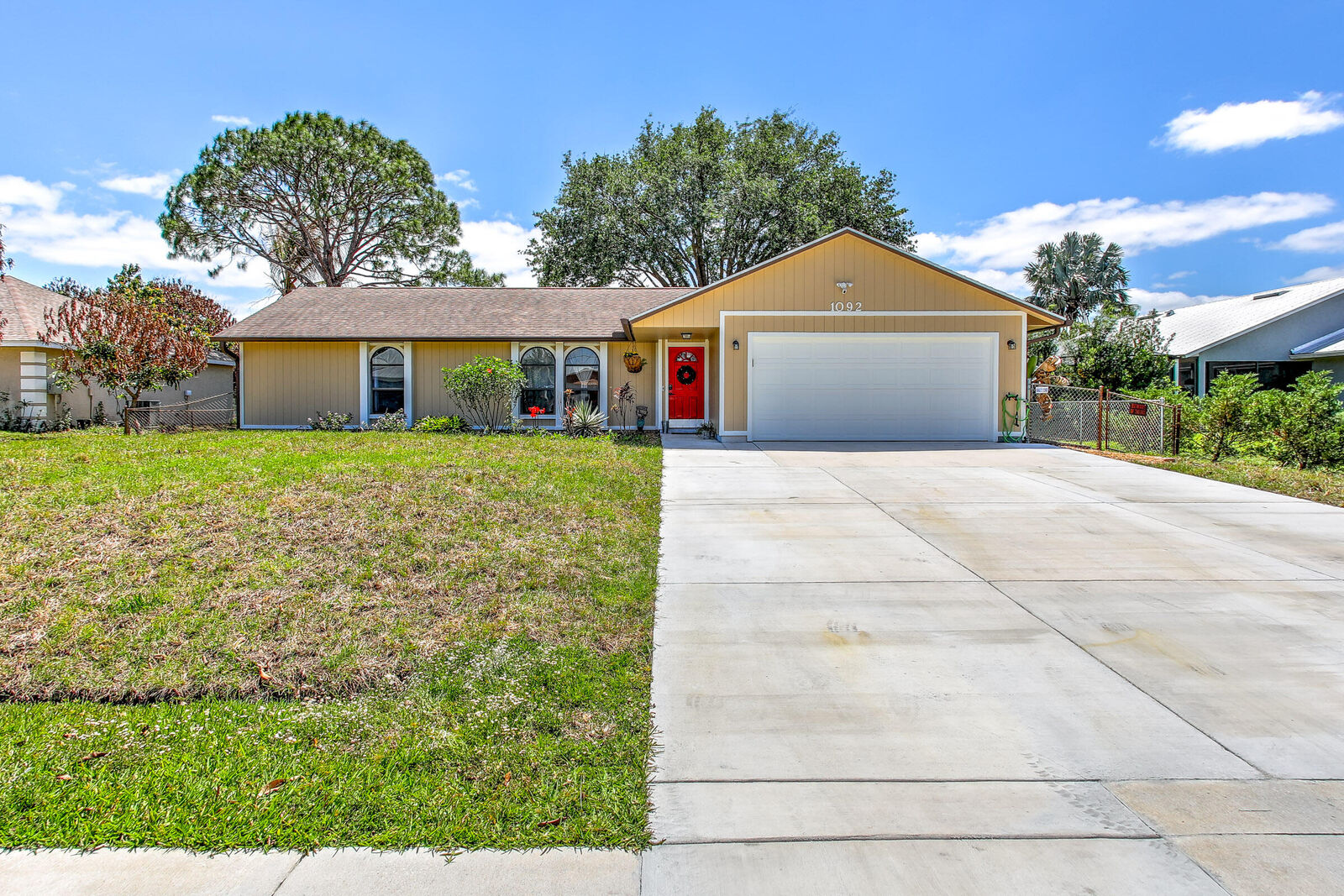 Property Photo: 1092 SW Alcantarra Boulevard FL 34953