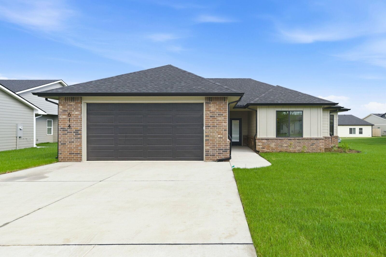 Property Photo:  614 E Elmwood St  KS 67147-1124 