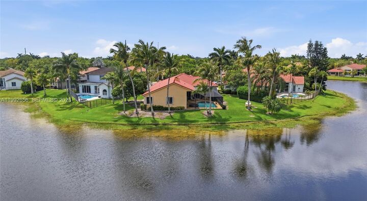 Property Photo:  3038 Lakewood Dr  FL 33332 