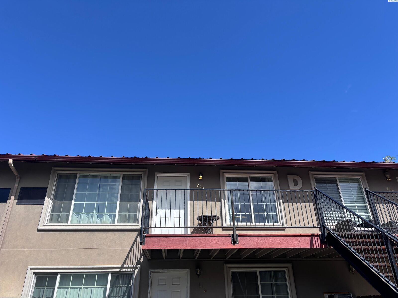 Property Photo:  526 S 40th Ave #D-210  WA 99353 