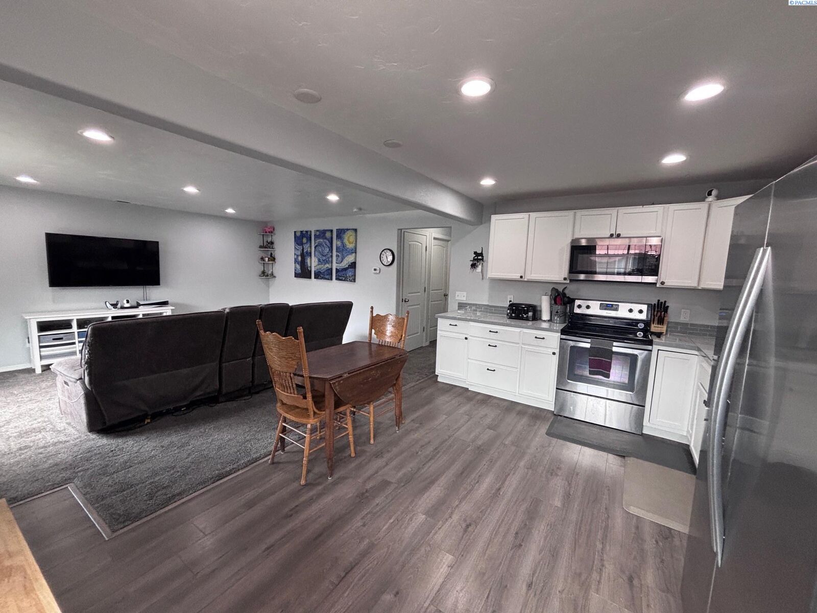 Property Photo:  526 S 40th Ave #D-210  WA 99353 