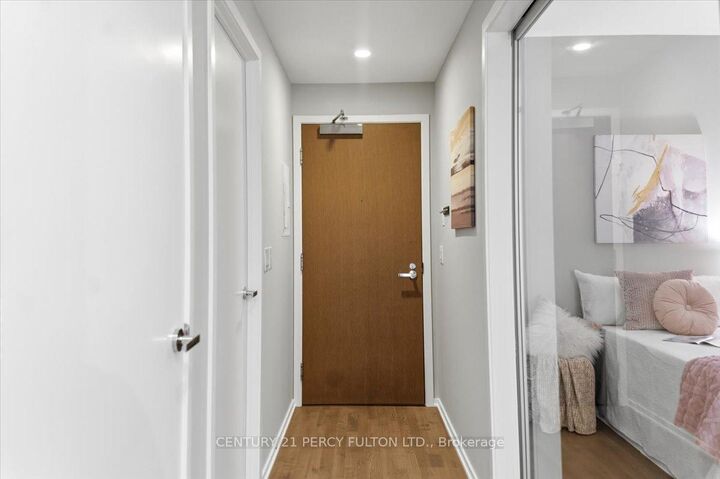 Property Photo:  1 Bloor Street E 313  ON M4W 0A8 