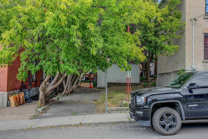 Property Photo:  133 Eccles Street  ON K1R 6S7 