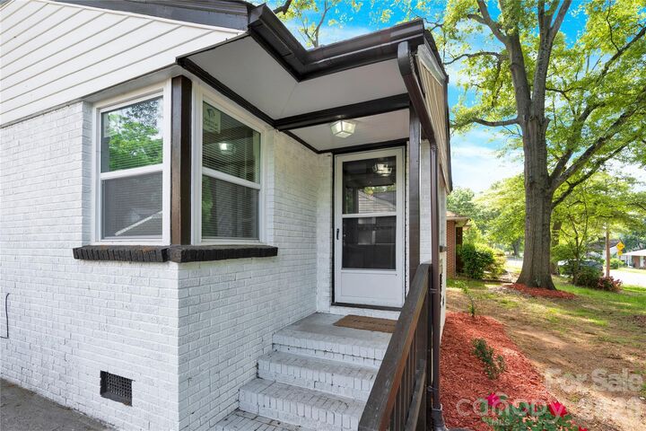 Property Photo:  3300 Bonaire Drive  NC 28208 