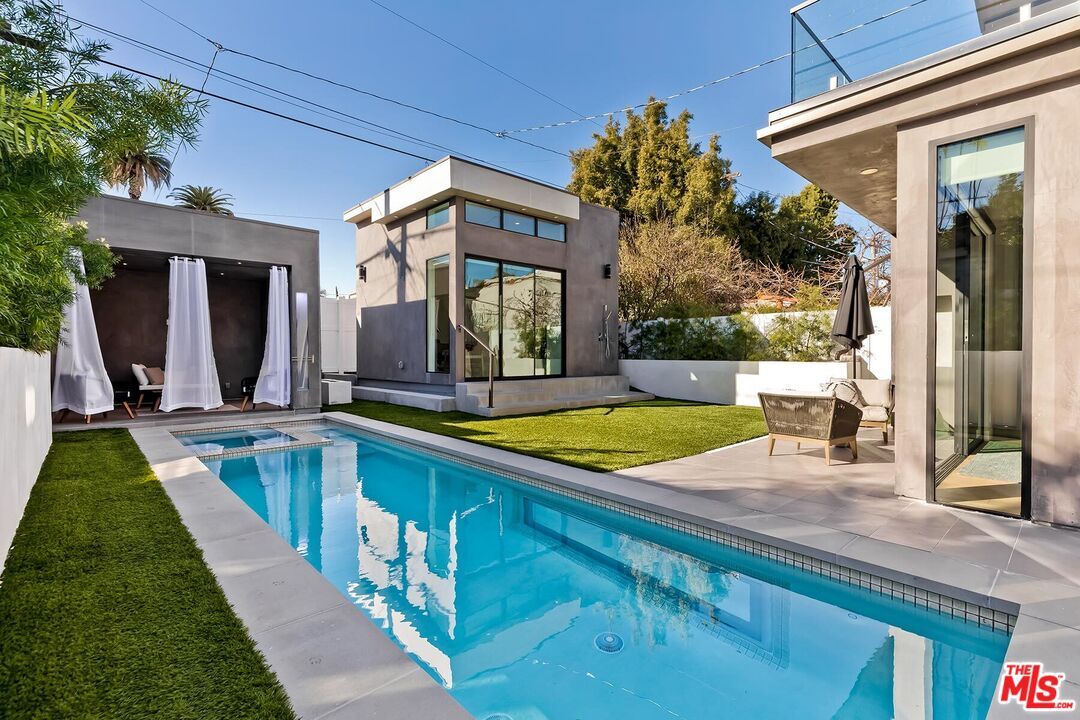 Property Photo:  489 S Willaman Dr  CA 90048 