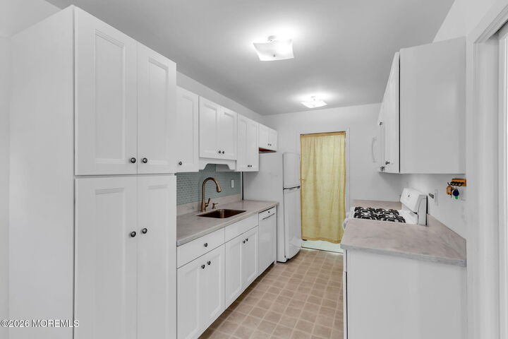 Property Photo:  3 Beverly Court  NJ 07724 