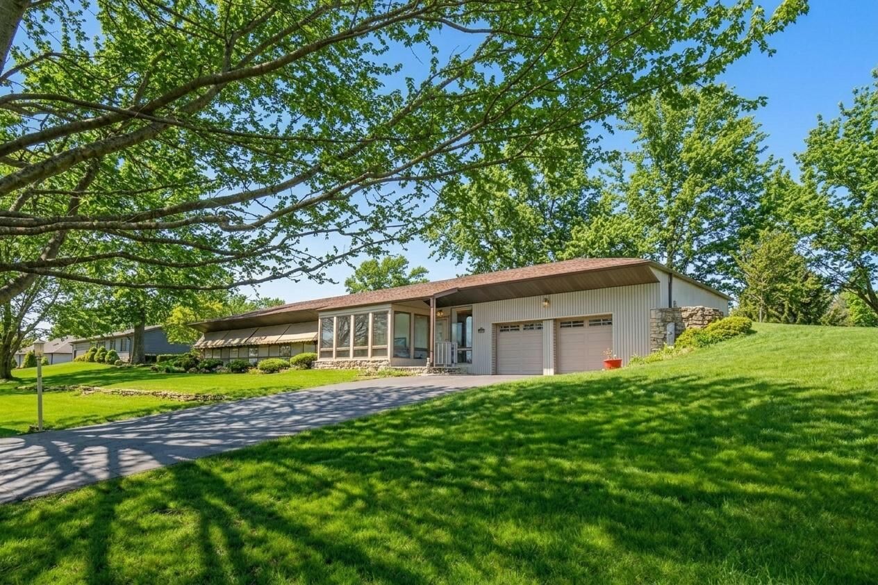 Property Photo: 562 Kathleen Street IL 60136