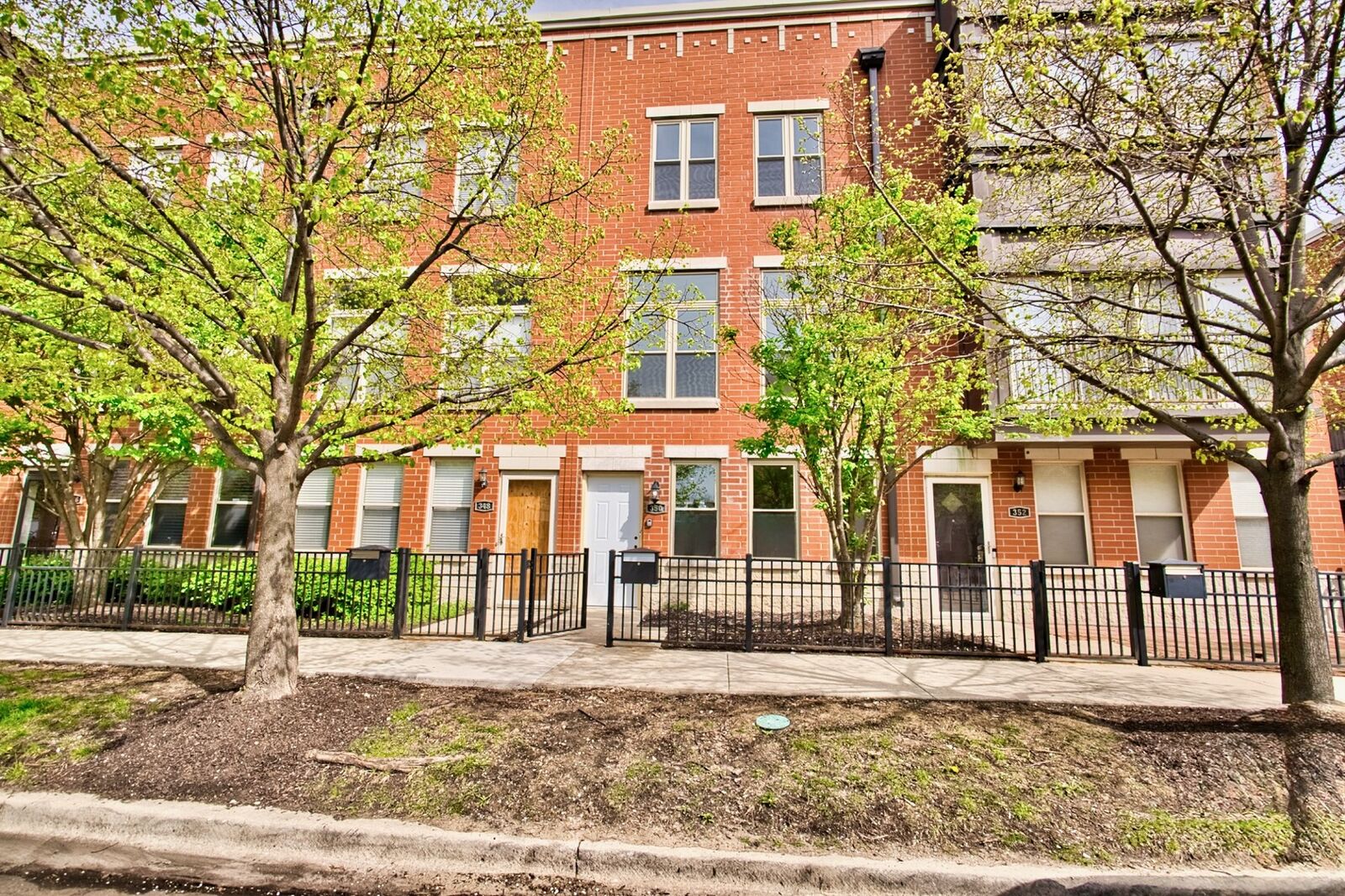 Property Photo: 350 E Eastgate Place IL 60616