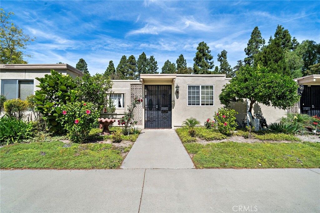 Property Photo:  440 Avenida Sevilla B  CA 92637 