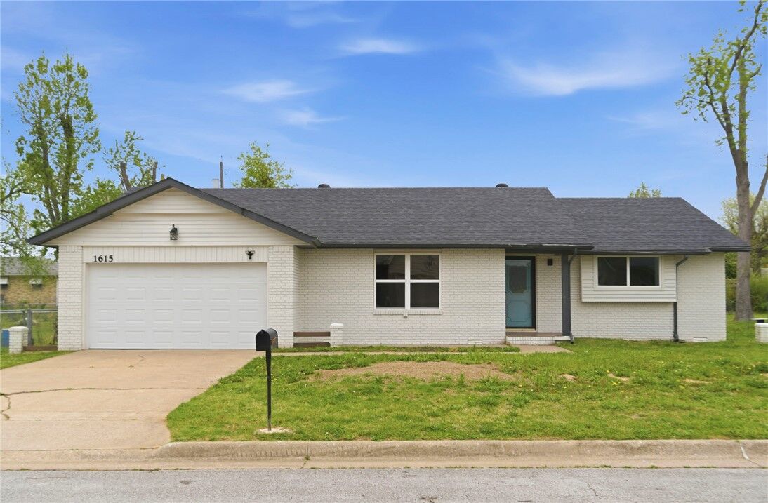Property Photo: 1615 W Sherryden Drive AR 72758