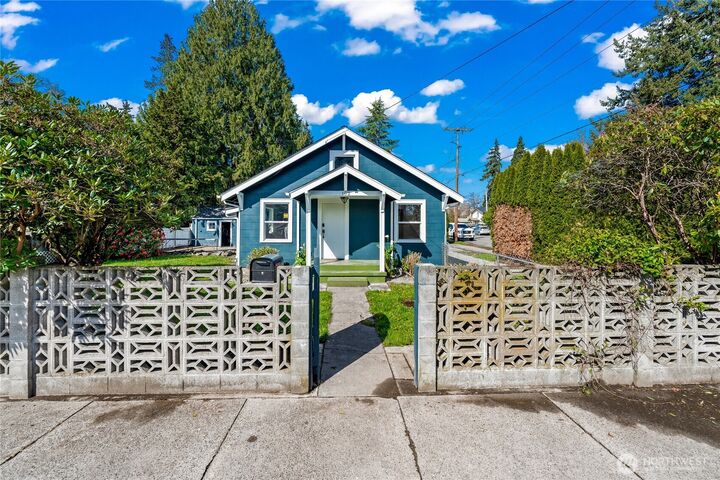 Property Photo:  102  12th Street SW  WA 98371 