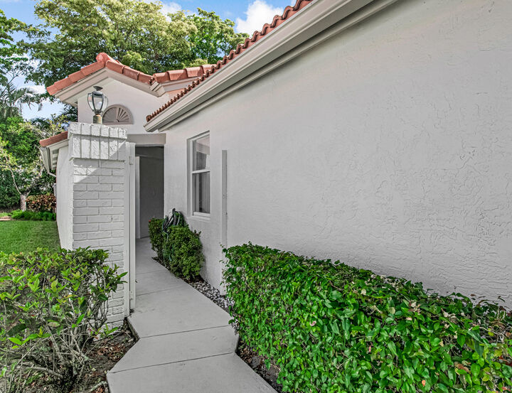 Property Photo: 9758 Harbour Lake Circle FL 33437