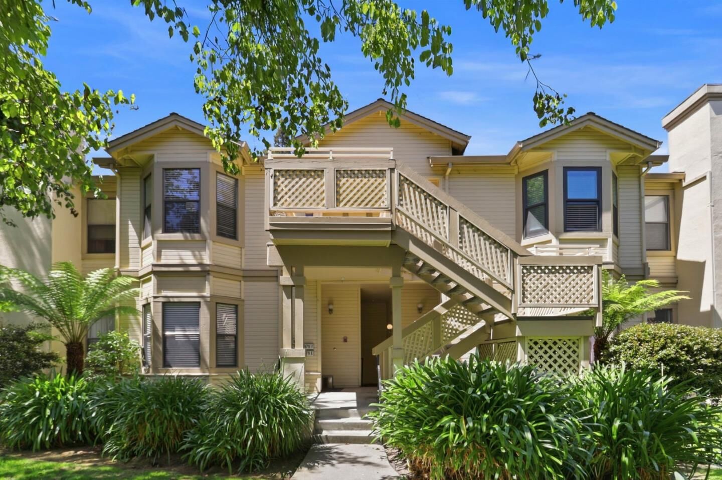 Property Photo:  979 La Mesa Terrace Apt D  CA 94086 