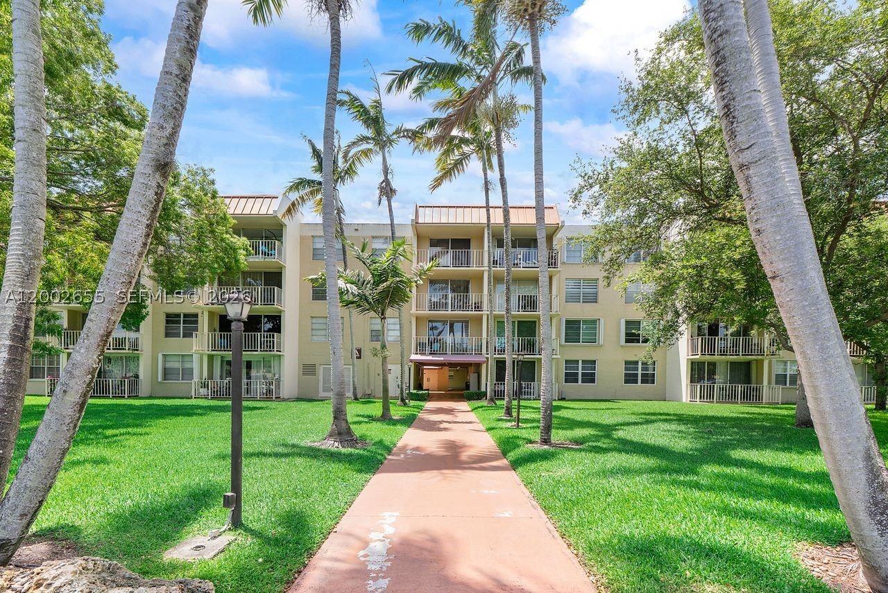 Property Photo:  13100 SW 92nd Ave A-Ph11  FL 33176 