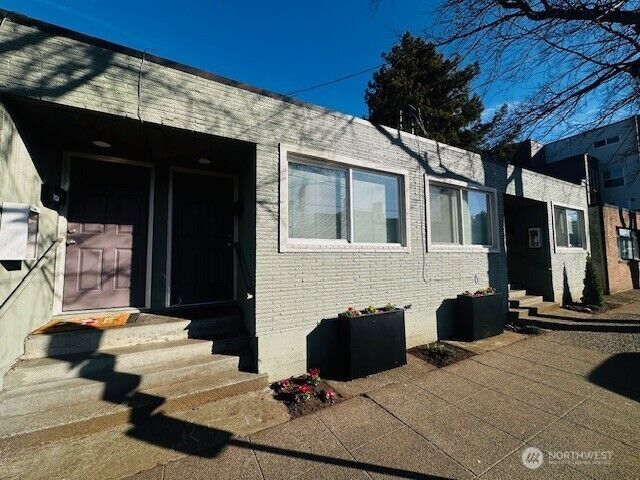 Property Photo:  7618  Greenwood Avenue N  WA 98103 