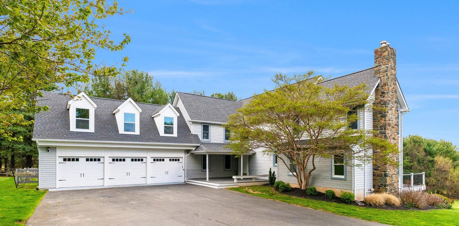 Property Photo: 35571 Suffolk Lane VA 20132