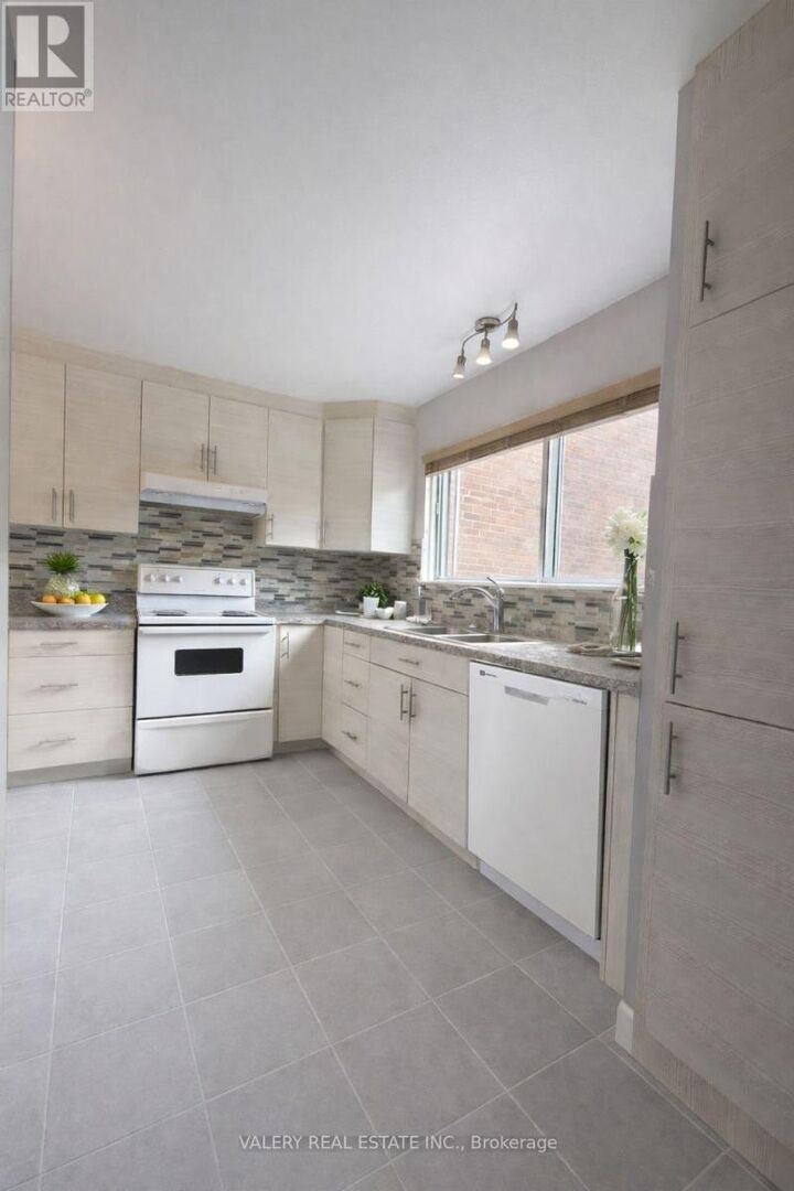 Property Photo:  25 Romfield Circuit 4  ON L3T 3H4 