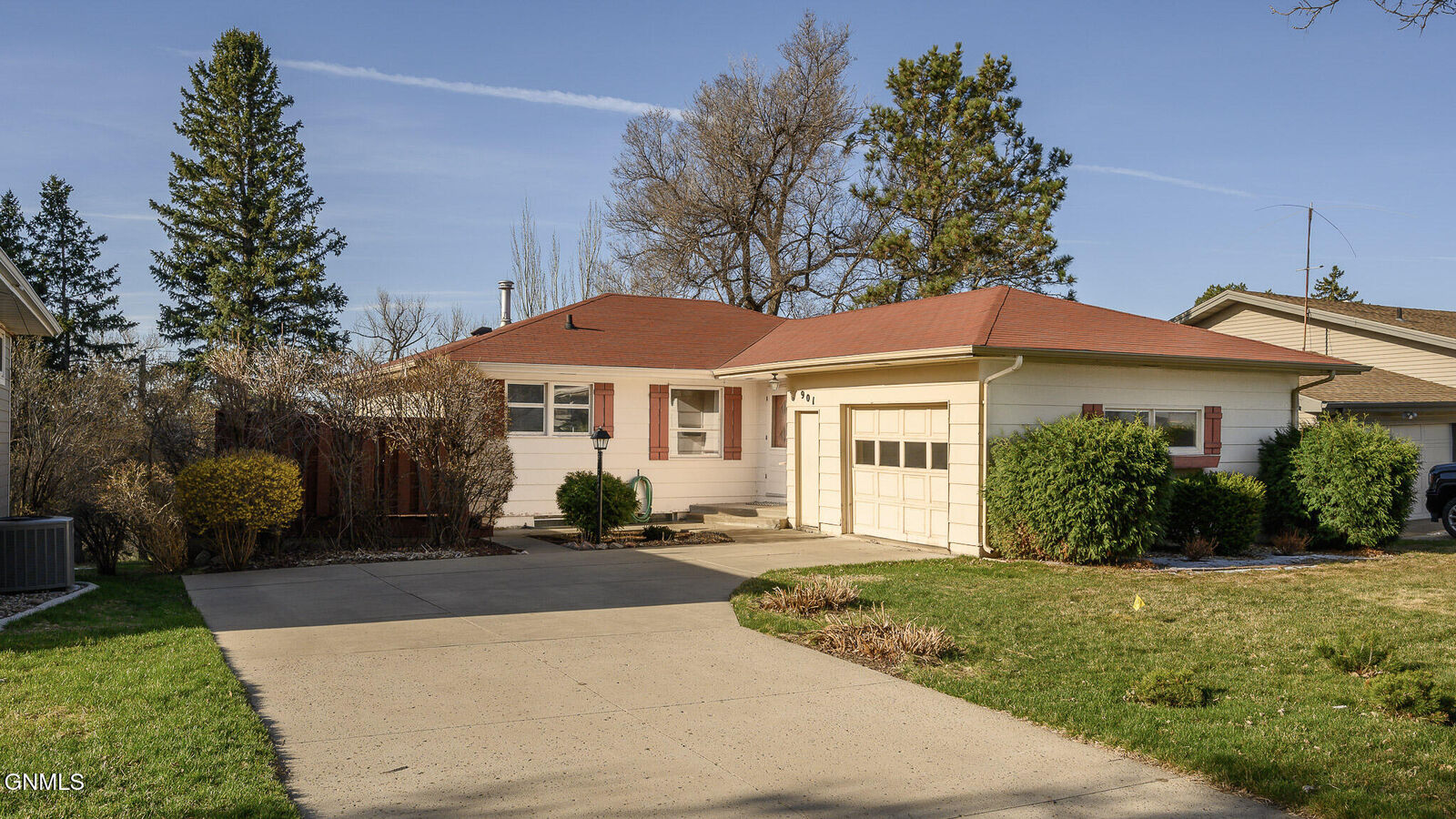 Property Photo: 901 W Avenue B ND 58501