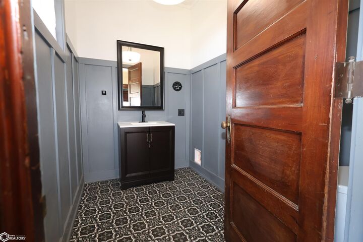 Property Photo:  106 3rd Avenue SE  IA 50247 