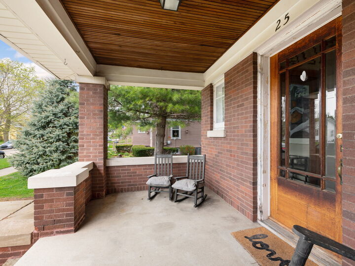 Property Photo:  25 N Worth Avenue  IL 60123 