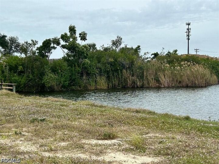 Property Photo:  225 NE 10th Place  FL 33909 