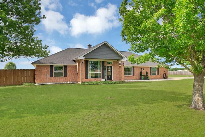 Property Photo:  328 E Vaughn Road  TX 76031 
