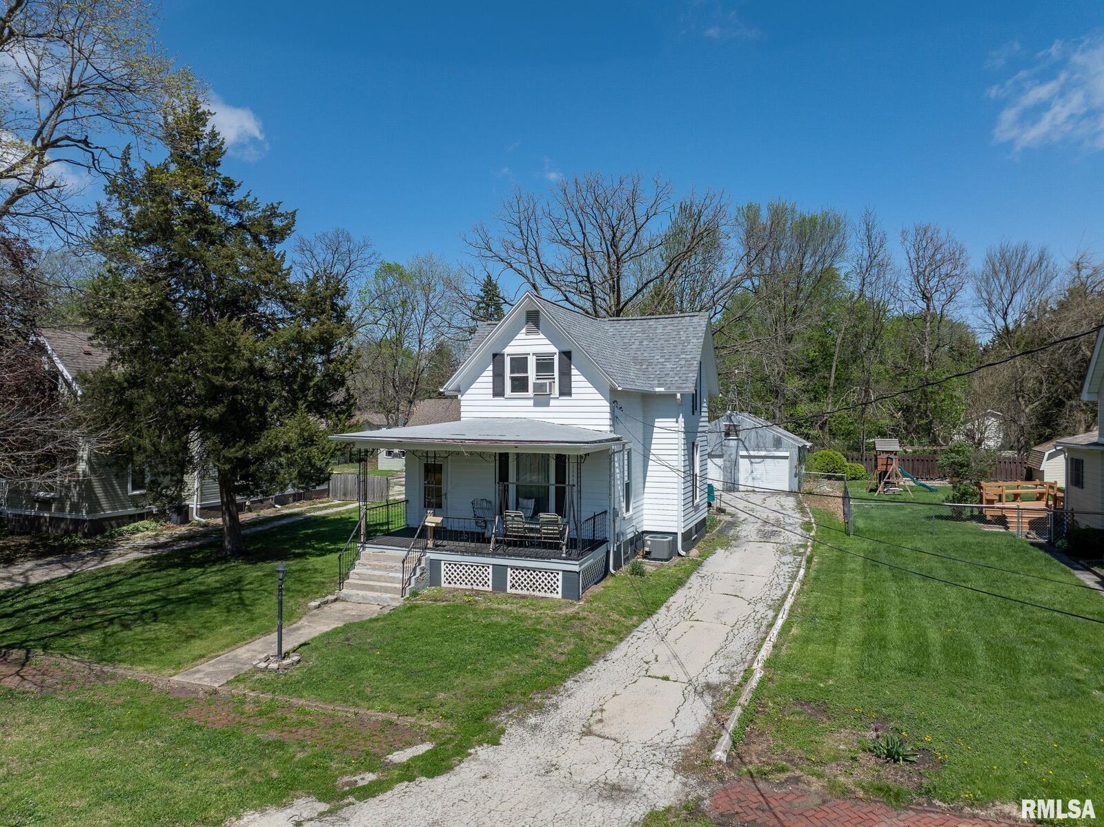 Property Photo: 1013 Washington Avenue IL 61401