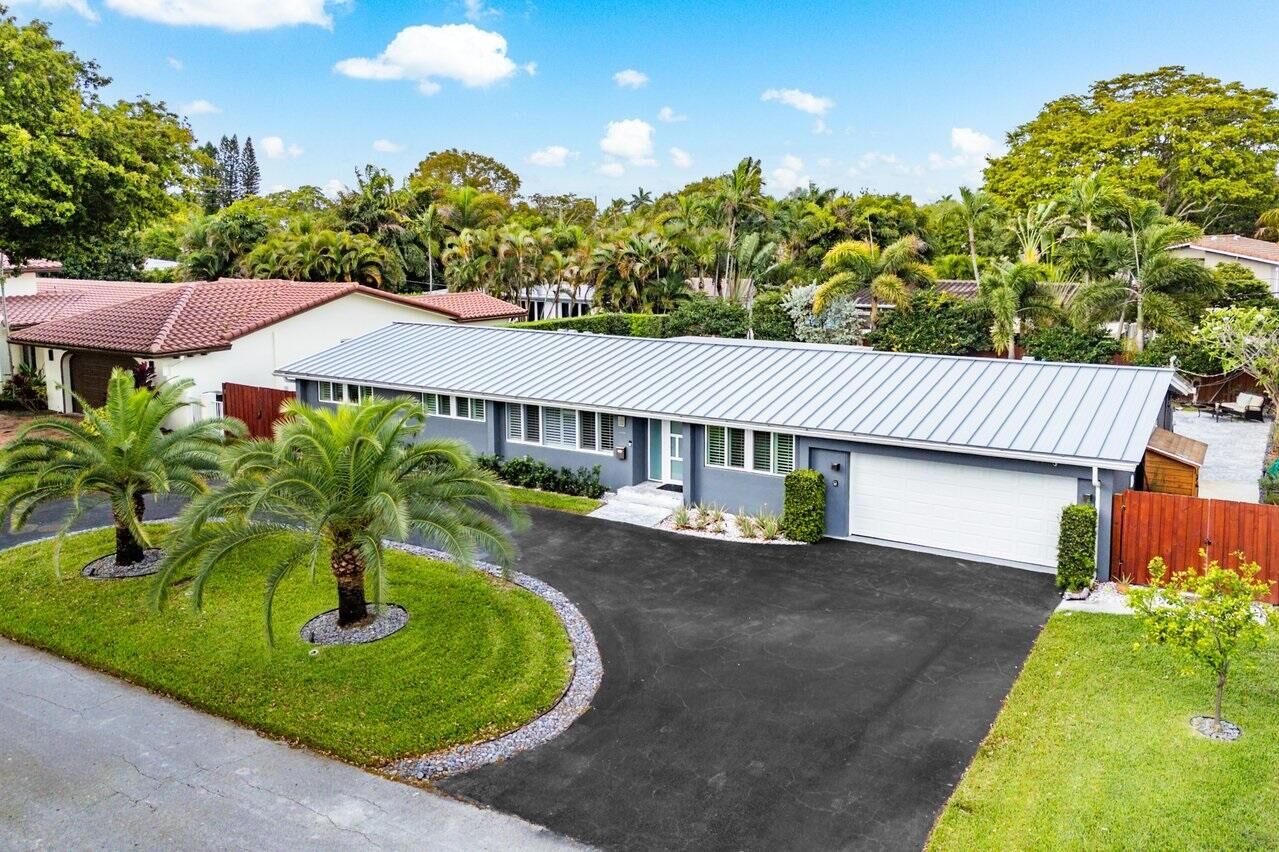 Property Photo:  2625 NE 27th Way  FL 33306 