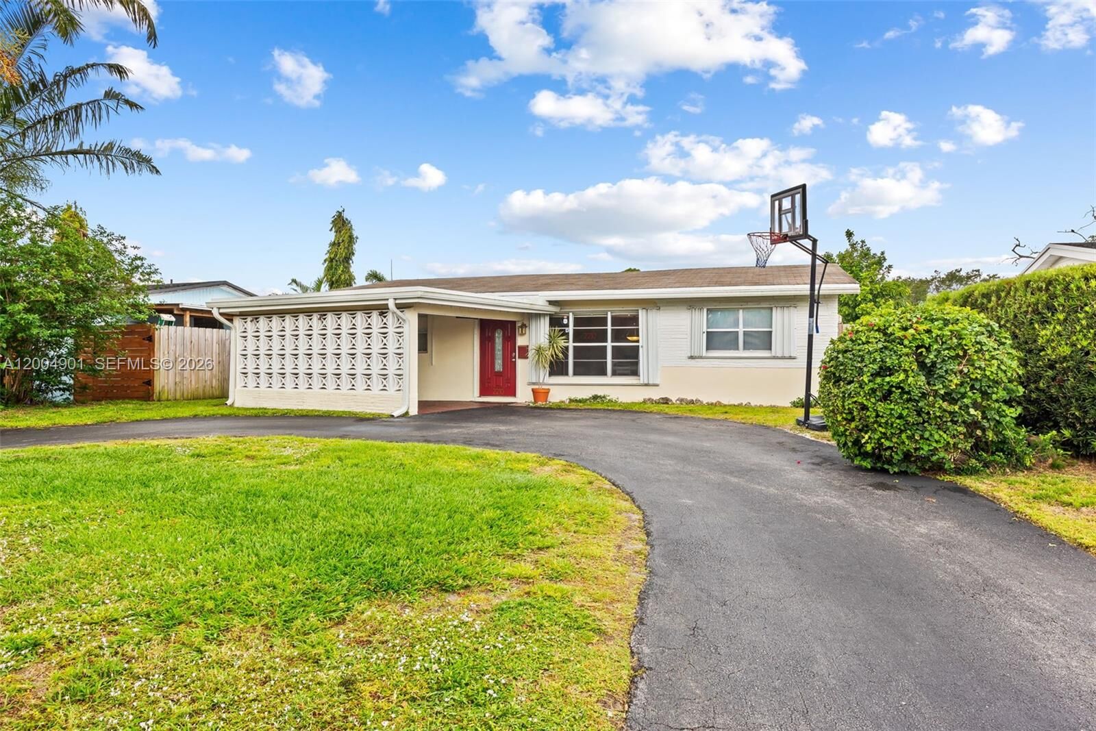 Property Photo:  2210 N 57th Way  FL 33021 