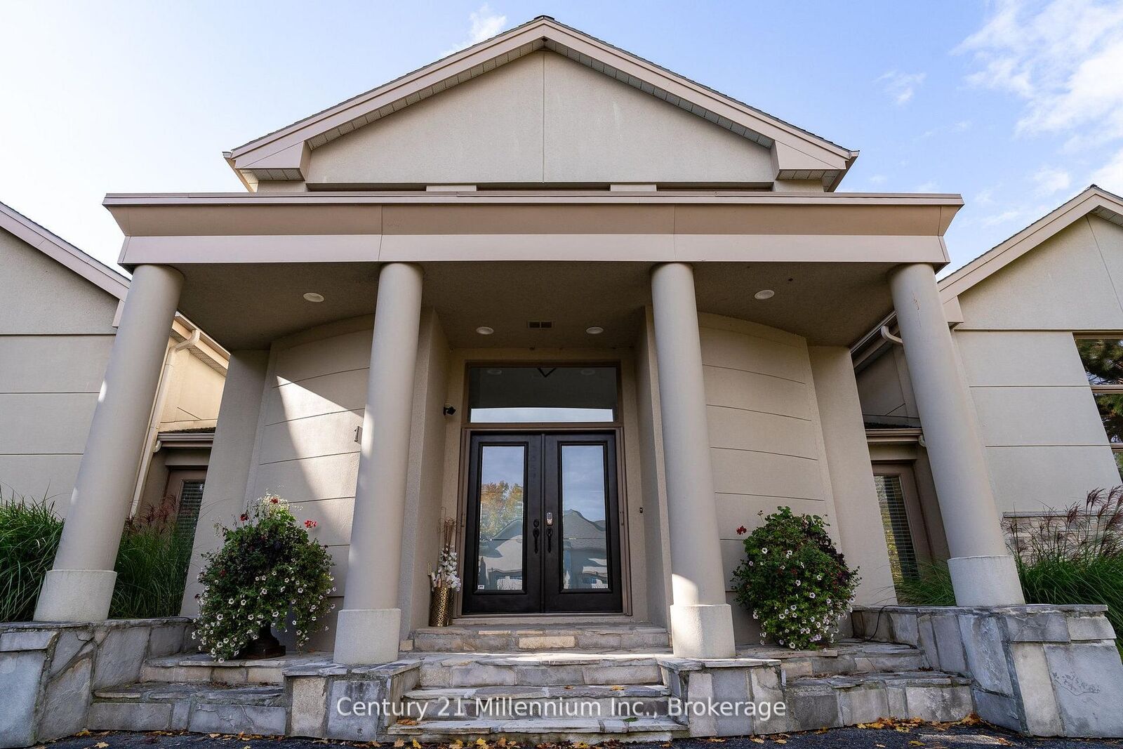 Photo de la propriété:  160 Grand Cypress Lane  ON L9Y 0K8 