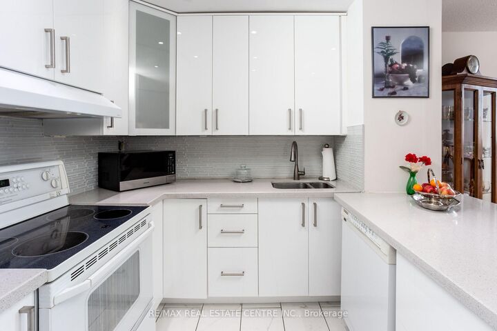 Property Photo: 25 Agnes Street Ph06(1206) ON L5B 3X7