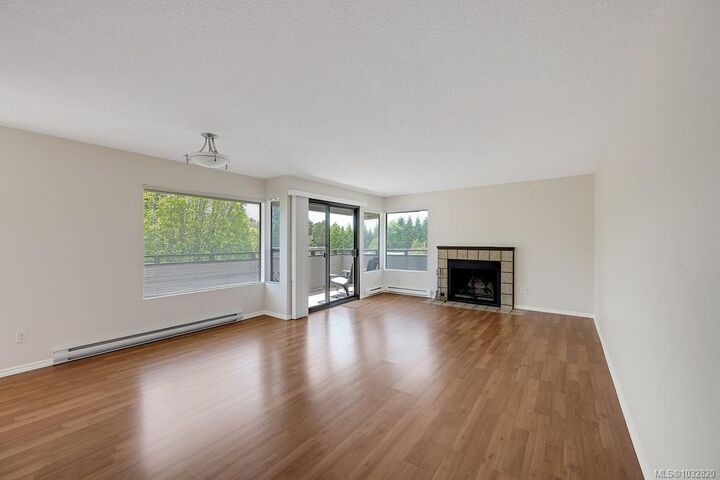 Property Photo:  3274 Glasgow Ave 402  BC V8X 1M2 