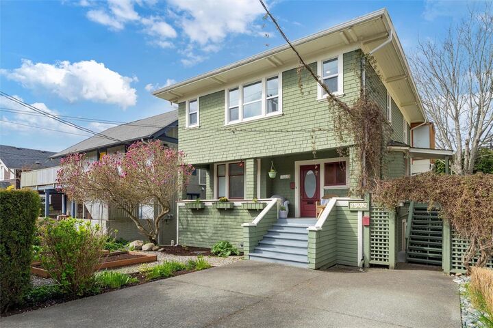 Property Photo: 320 Moss St BC V8V 4M9