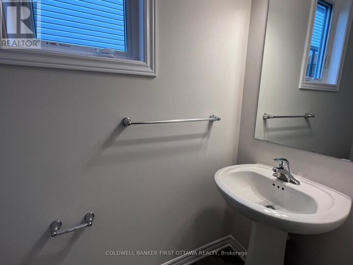 Property Photo:  17 Atop Lane  ON K1X 0H2 