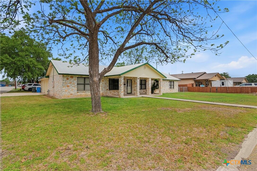 Property Photo:  1052 E Weinert Street  TX 78155 