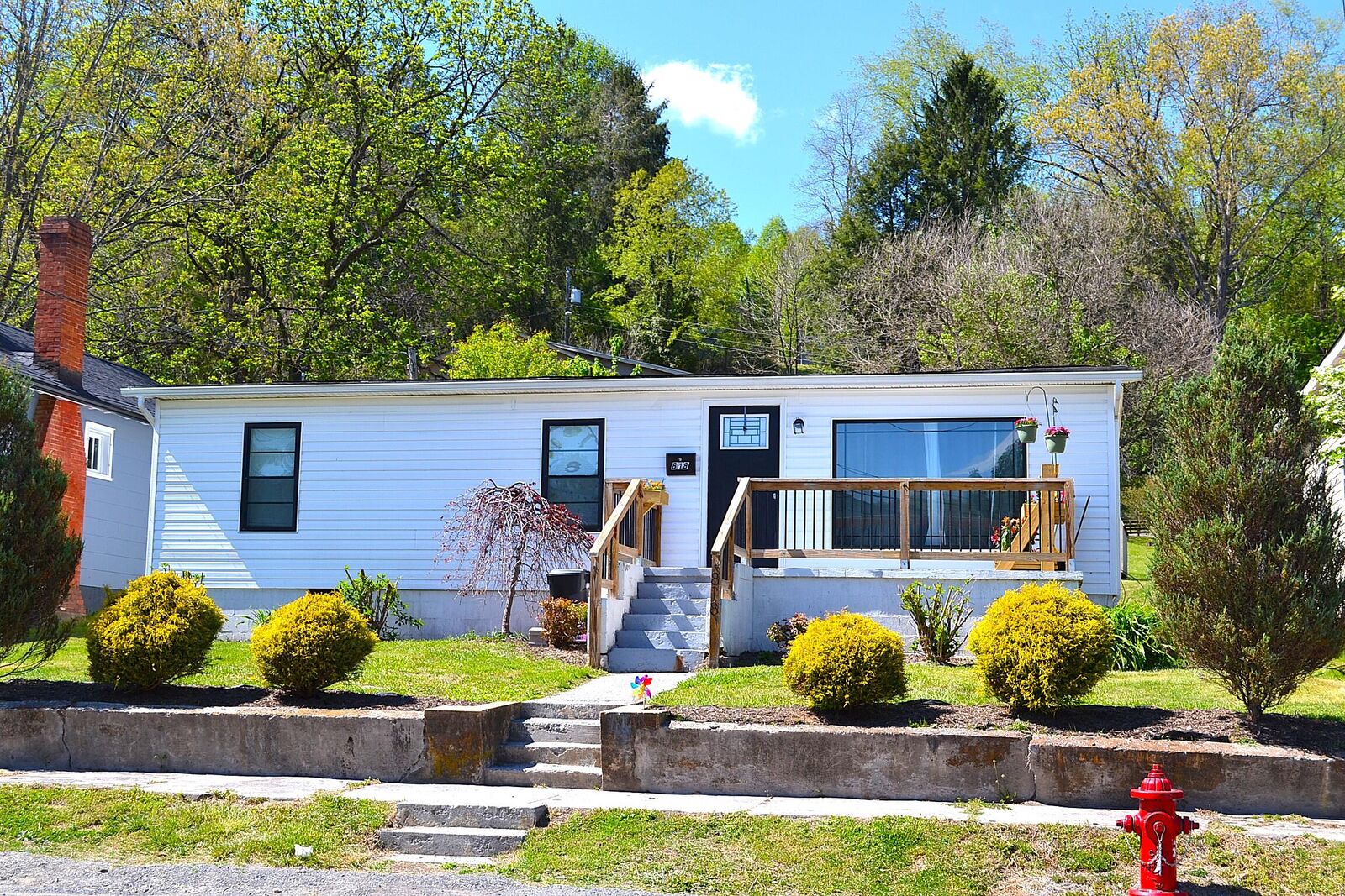 Property Photo:  818 Pocahontas Ave  WV 24970 